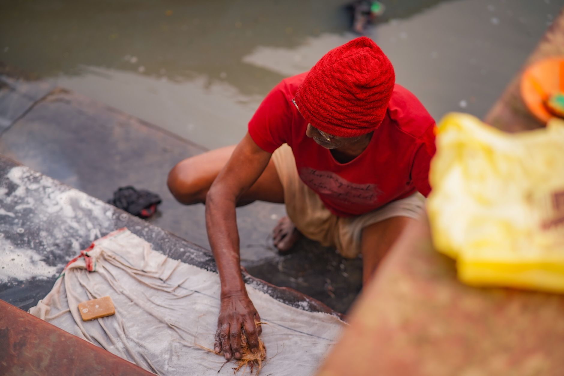 Woman hand washing clothes with natural soap — Dicas da Vovó