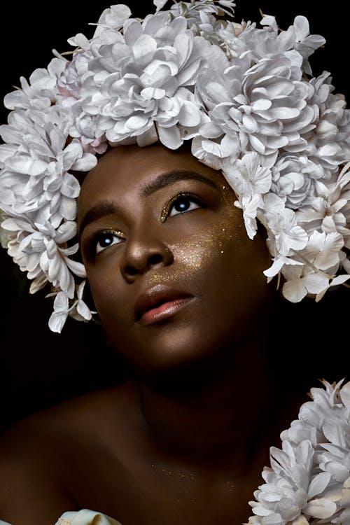 Darmowe zdjęcie z galerii z białe kwiaty, czarna kobieta, ładny