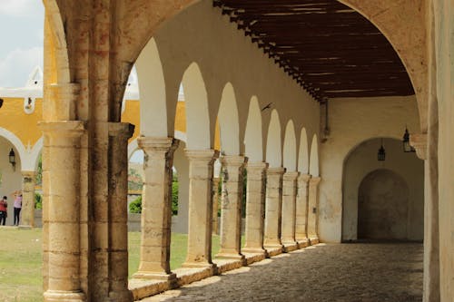 Foto profissional grátis de arcada, arquitetura, arquitetura colonial