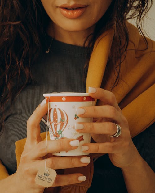 Kostnadsfri bild av brunett, engångs cup, håller