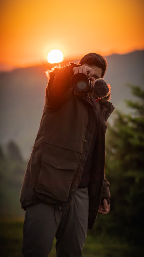 Foto profissional grátis de aguardar, câmera, conífera