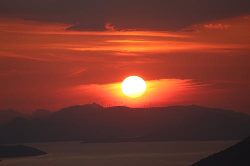 Foto d'estoc gratuïta de capvespre, cel groc, foto des d'un dron