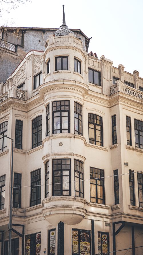 Free Elegant bay windows and ornate details on a historic building facade in Ankara, Türkiye. Stock Photo