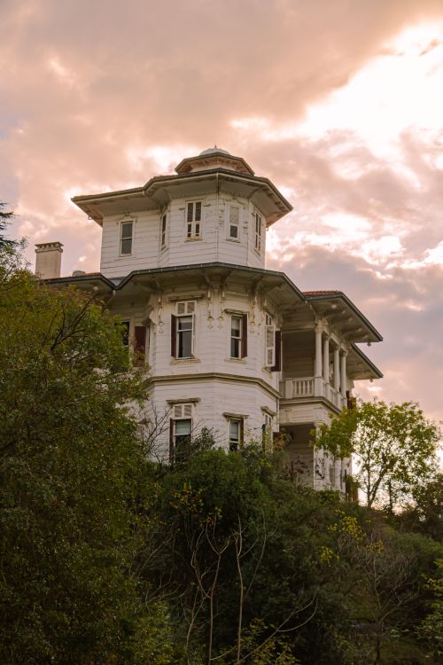 Free A picturesque mansion in Istanbul bathed in warm sunset light, capturing historical elegance. Stock Photo