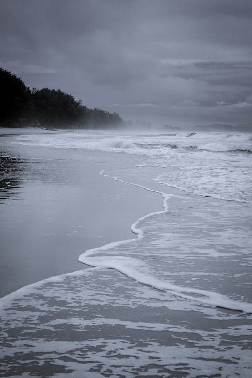 Foto profissional grátis de escuro, litoral, mar