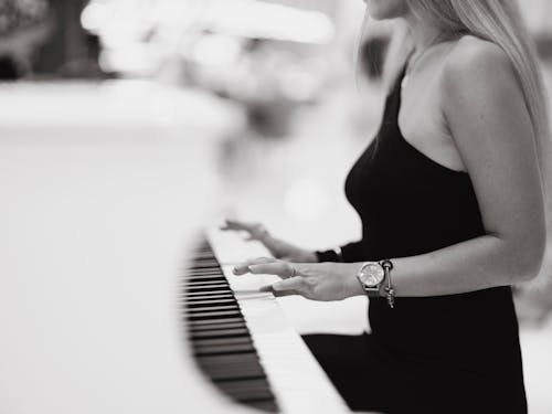 Piyano çalan Bir Kadın