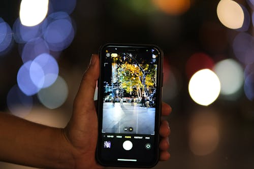 akıllı telefon, akşam karanlığı, bokeh içeren Ücretsiz stok fotoğraf