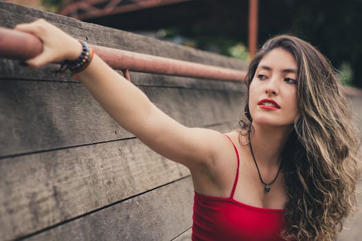 身着红色连衣裙的优雅女人在户外摆姿势