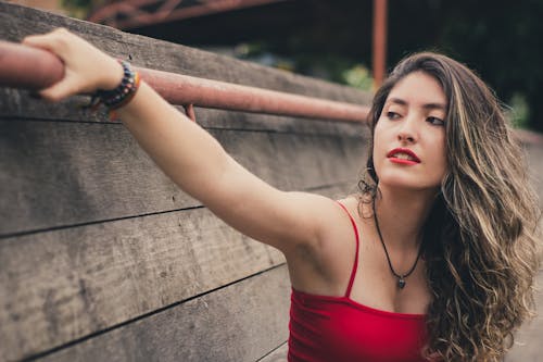 Femme en robe rouge séduisante