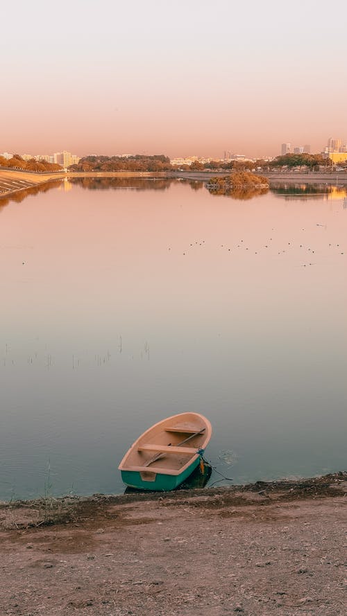 Immagine gratuita di barca, lago blu