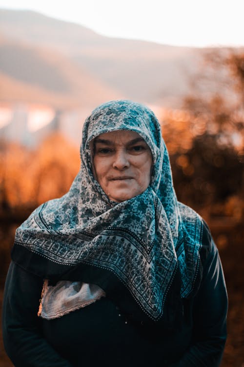 Kostnadsfri bild av äldre, hijab, kvinna