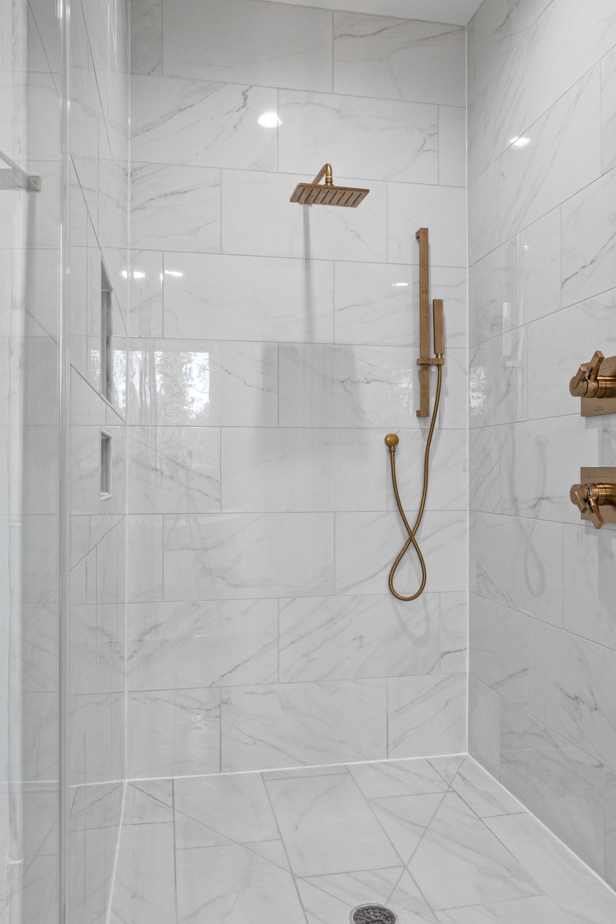 Salle de bain lumineuse avec douche vitrée