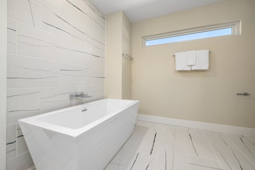 Minimalist Bathroom with a Bathtub