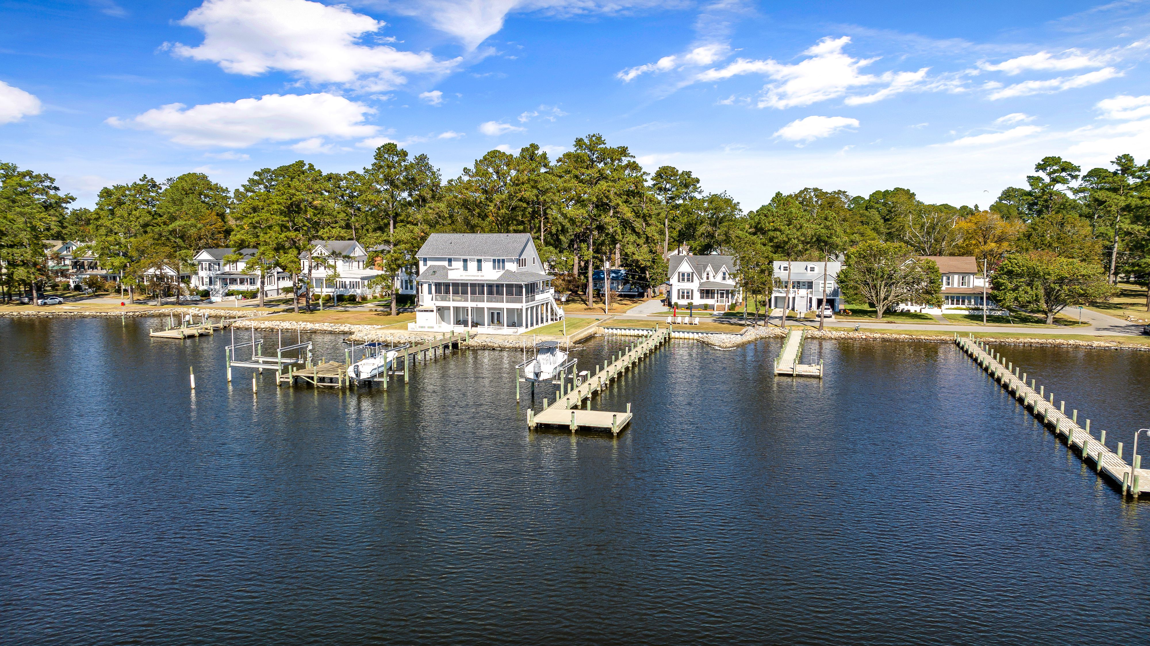 Residential Houses on the Lakeshore · Free Stock Photo