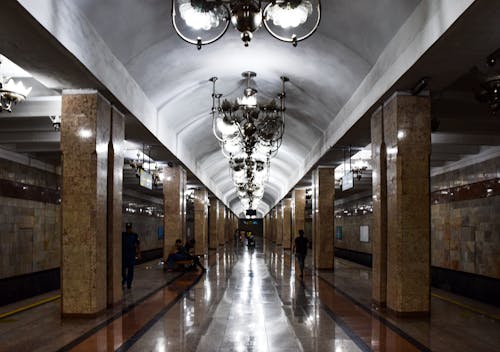 Commuters on Abdulla Qodirii Station in Tashkent