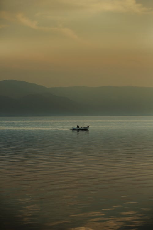 Základová fotografie zdarma na téma člun, horizont, hory