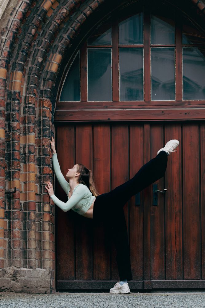 Arch Pose Photos, Download The BEST Free Arch Pose Stock Photos & HD Images