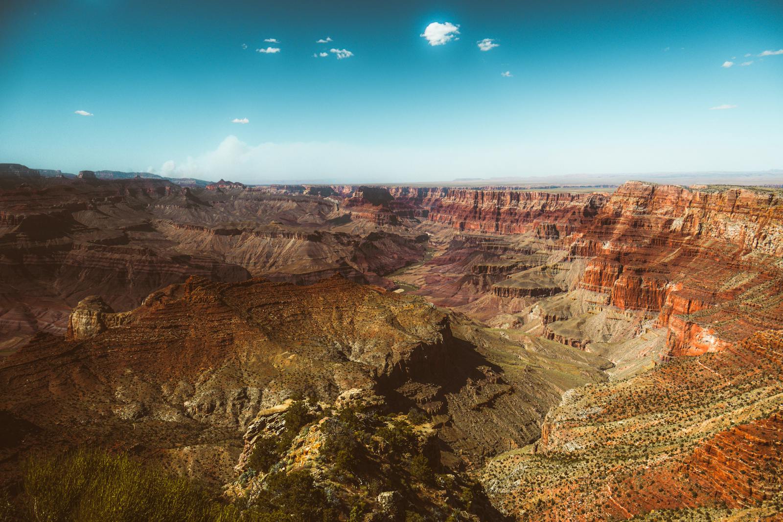 Vue impressionnante des formations rocheuses du Grand Canyon illuminées par le soleil couchant