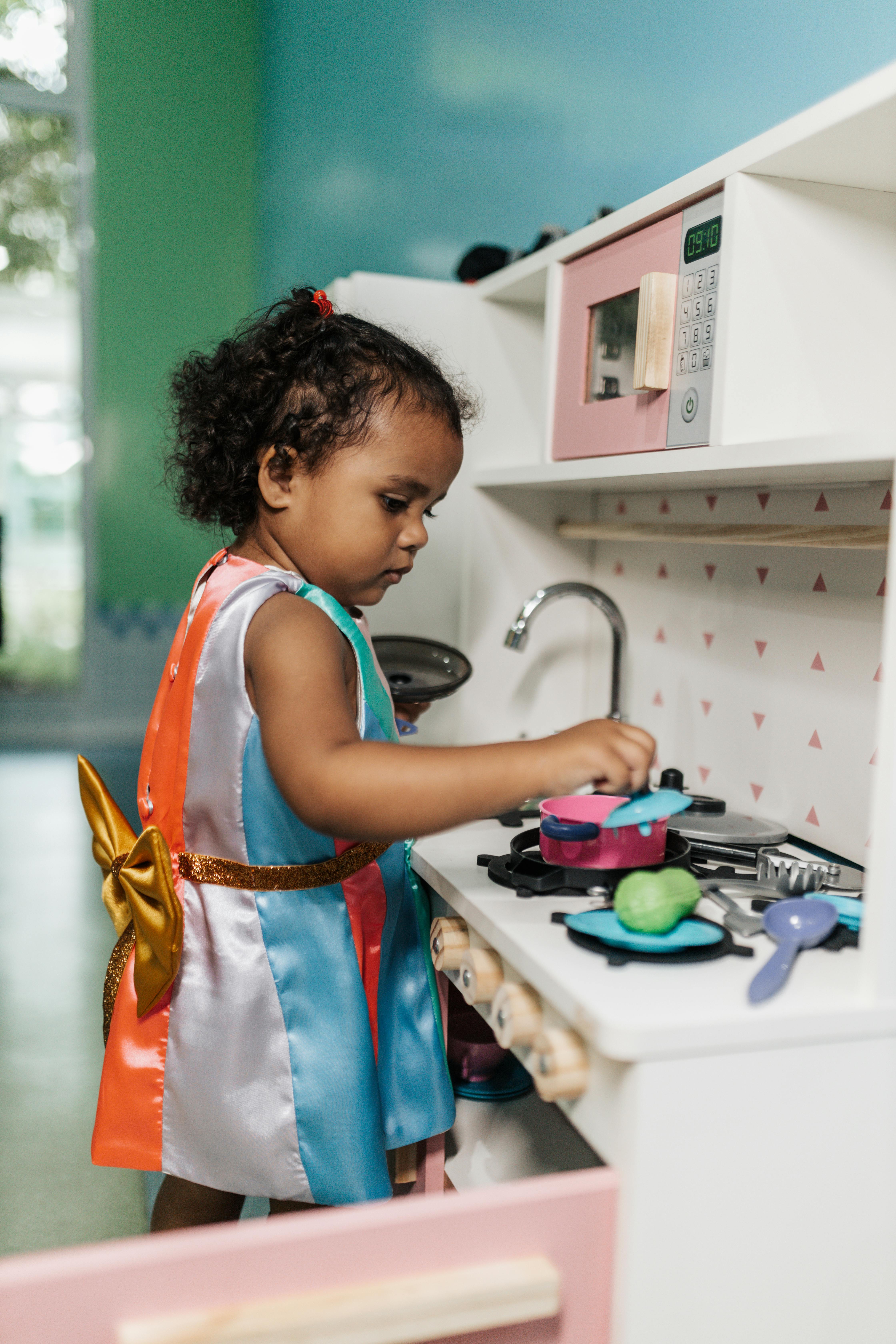 Little girl store toy kitchens