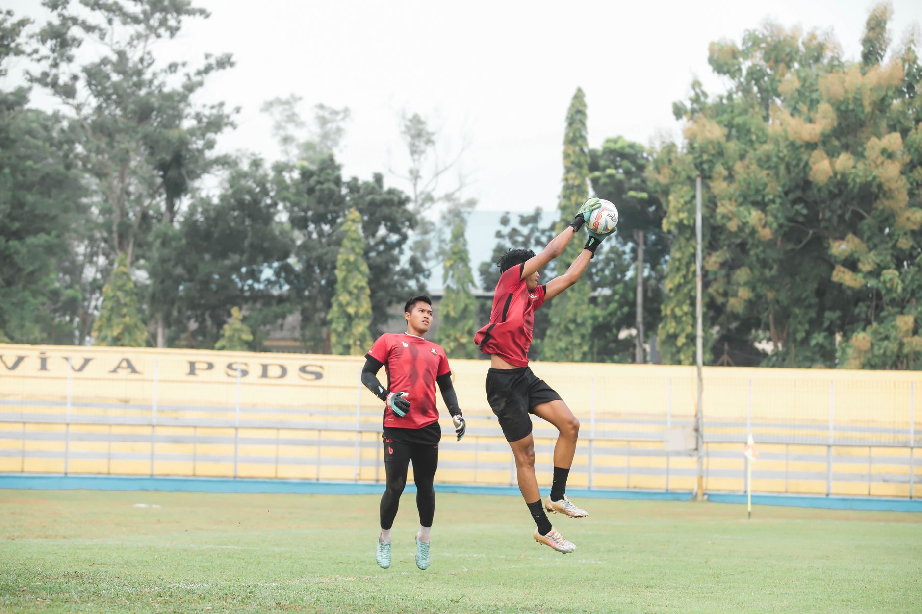 Pemain sepak bola berlatih pressing intensif di lapangan stadion Amerika Utara menjelang turnamen besar