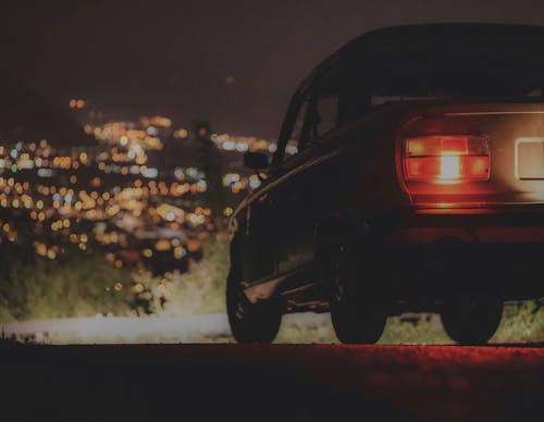 araba farları, düşük ışık, eski model araba içeren Ücretsiz stok fotoğraf