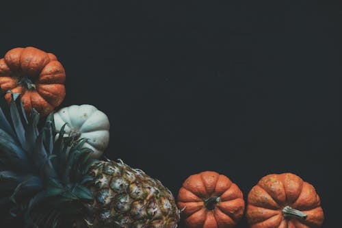 Fotografia De Uma Fruta De Abacaxi Perto De Duas Abóboras