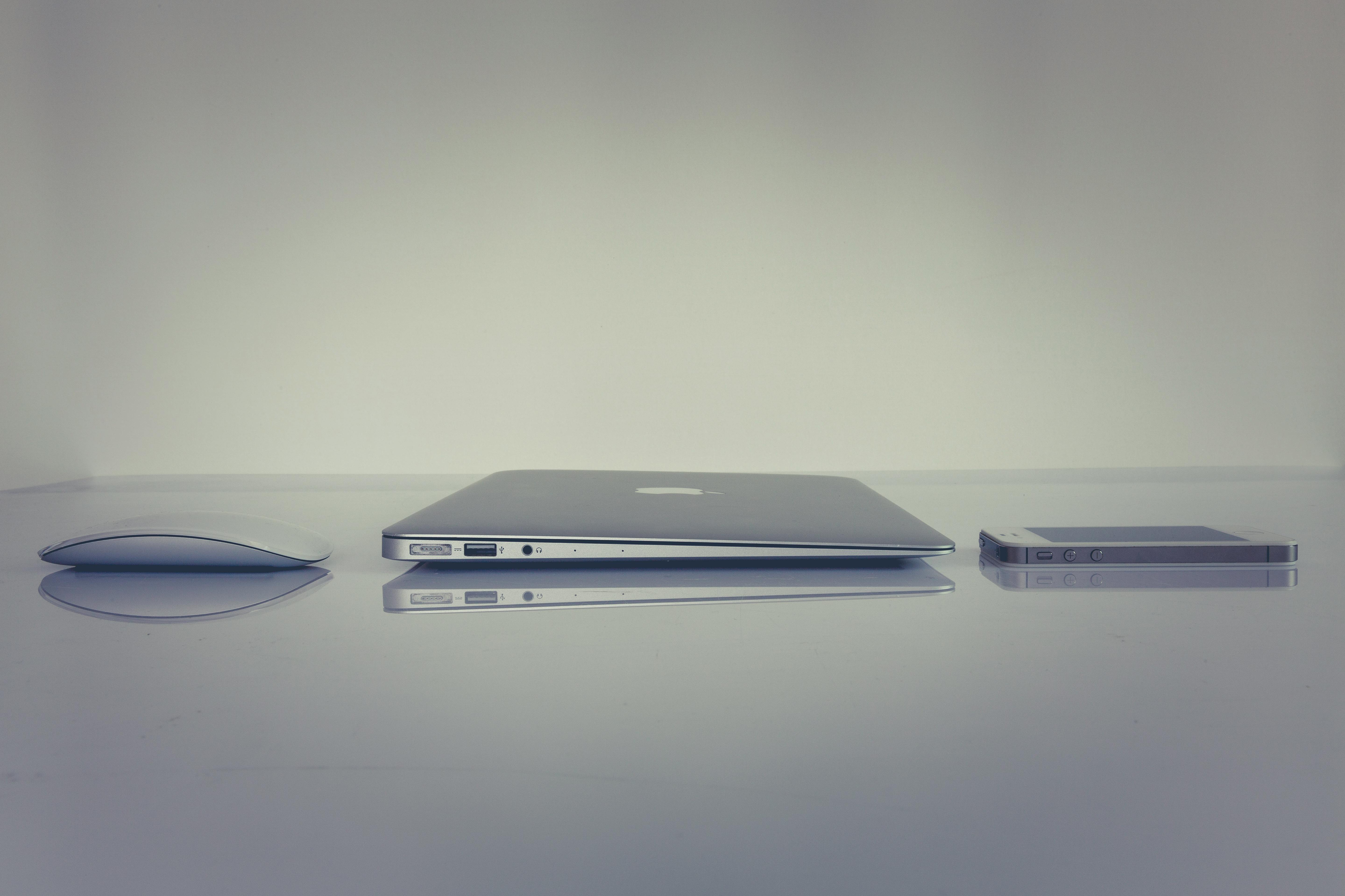 Δωρεάν στοκ φωτογραφιών με iphone, laptop, magic mouse, smartphone
