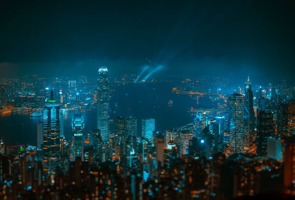 Vista espetacular do horizonte de Hong Kong à noite, com arranha-céus iluminados e paisagem urbana.