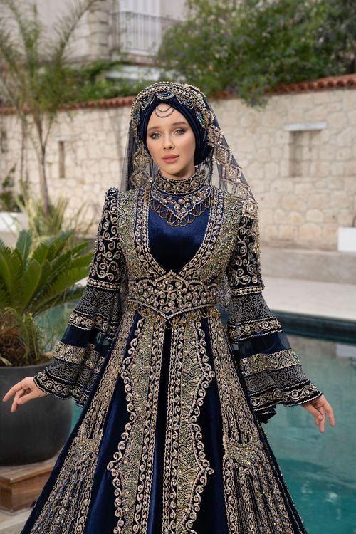 Free Woman in ornate traditional dress by a pool in İzmir, Türkiye. Stock Photo