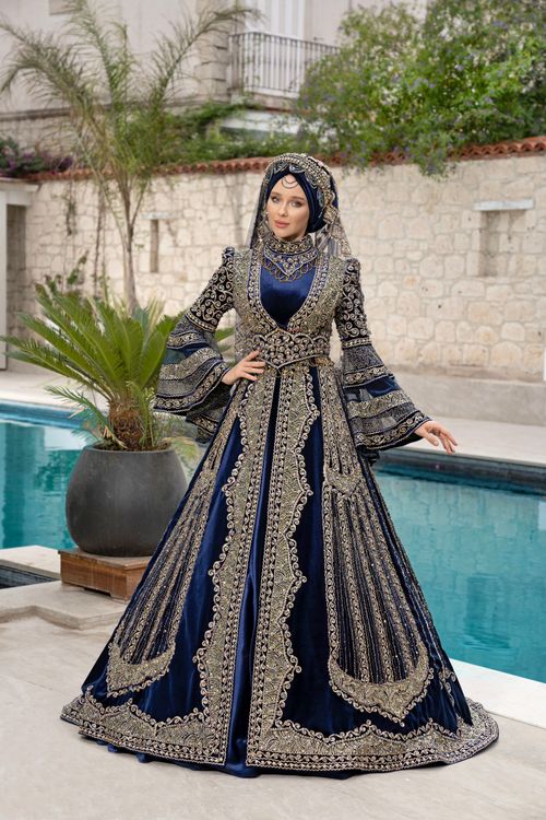 Free Model showcasing traditional fashion with ornate details by a pool in İzmir, Türkiye. Stock Photo