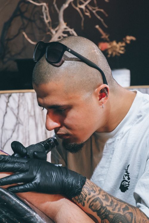 Free A skilled tattoo artist creating a detailed design in a modern studio setting, Aydın, Türkiye. Stock Photo