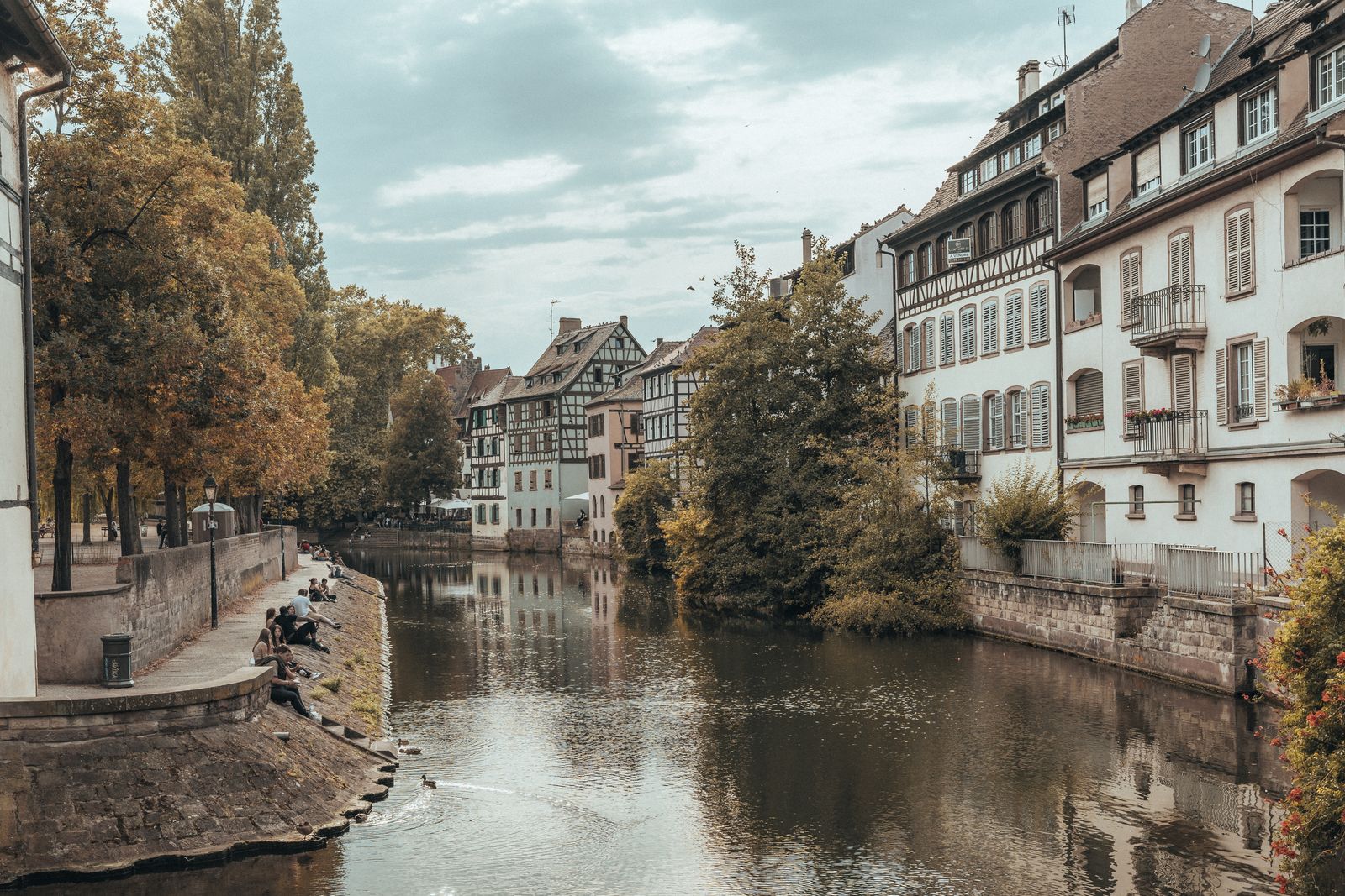 Stand de brocante alsacienne au quai des Bateliers à Strasbourg, terre vernissée et mobilier ancien