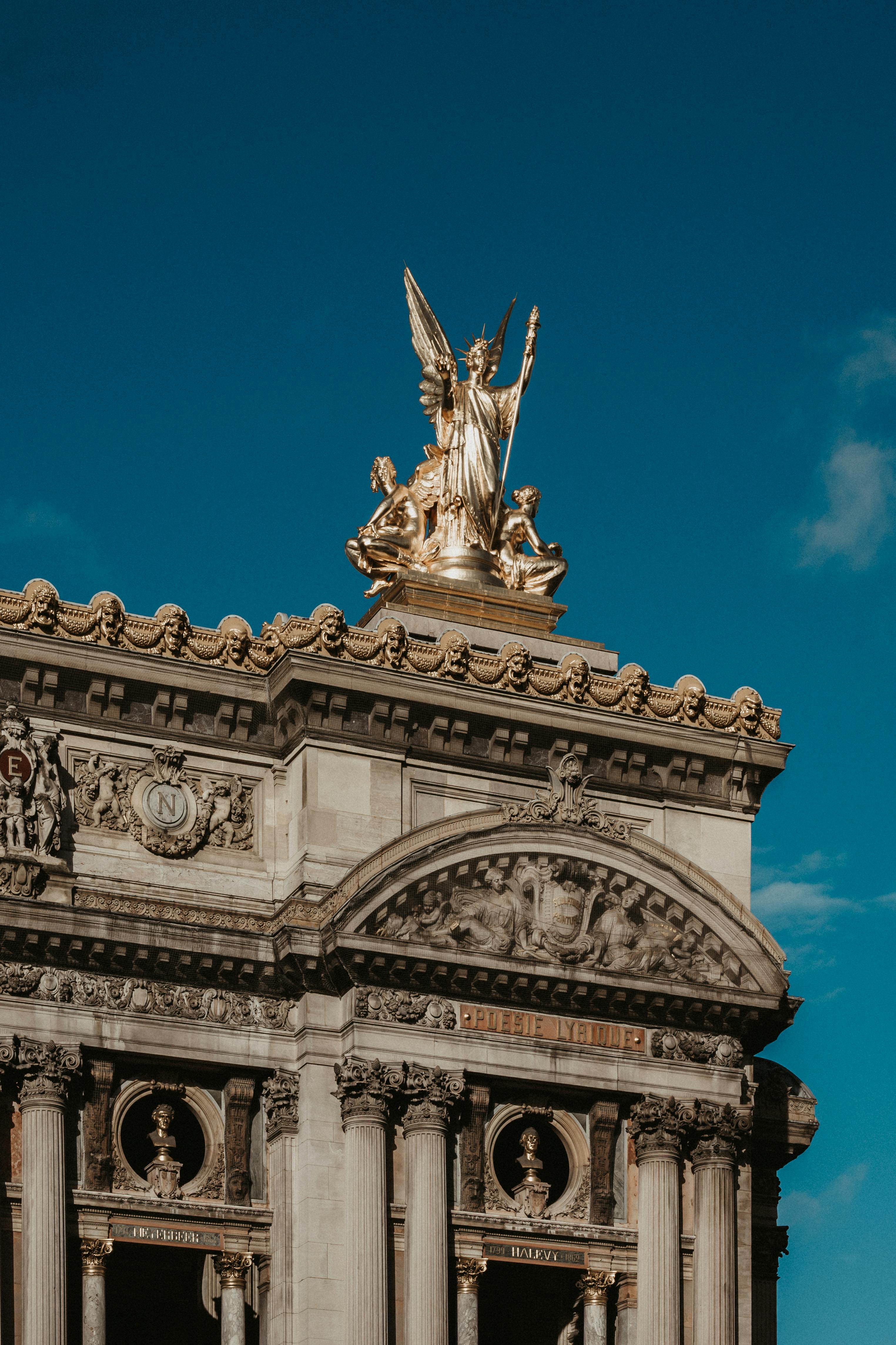 Modern statue sculpture paris immagini e fotografie stock ad alta  risoluzione - Alamy