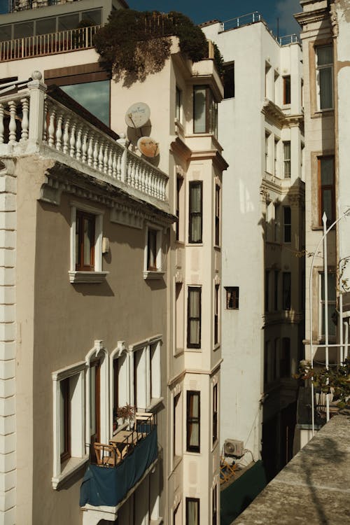 Kostenloses Stock Foto zu balkon, balkone, erkerfenster