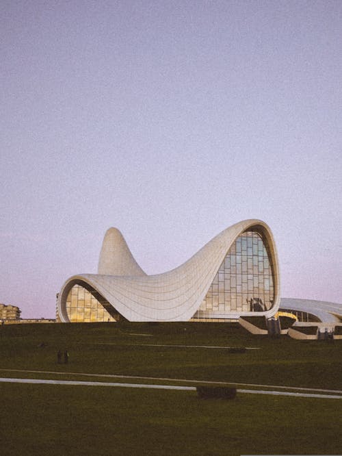 Foto d'estoc gratuïta de arquitectura moderna, capvespre, centre heydar aliyev