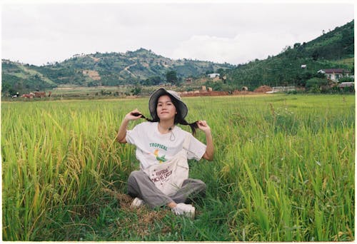 Ilmainen kuvapankkikuva tunnisteilla aasialainen tyttö, hattu, istuminen