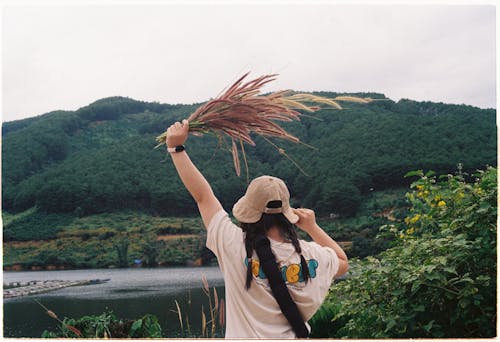 Foto stok gratis cewek, danau, gunung