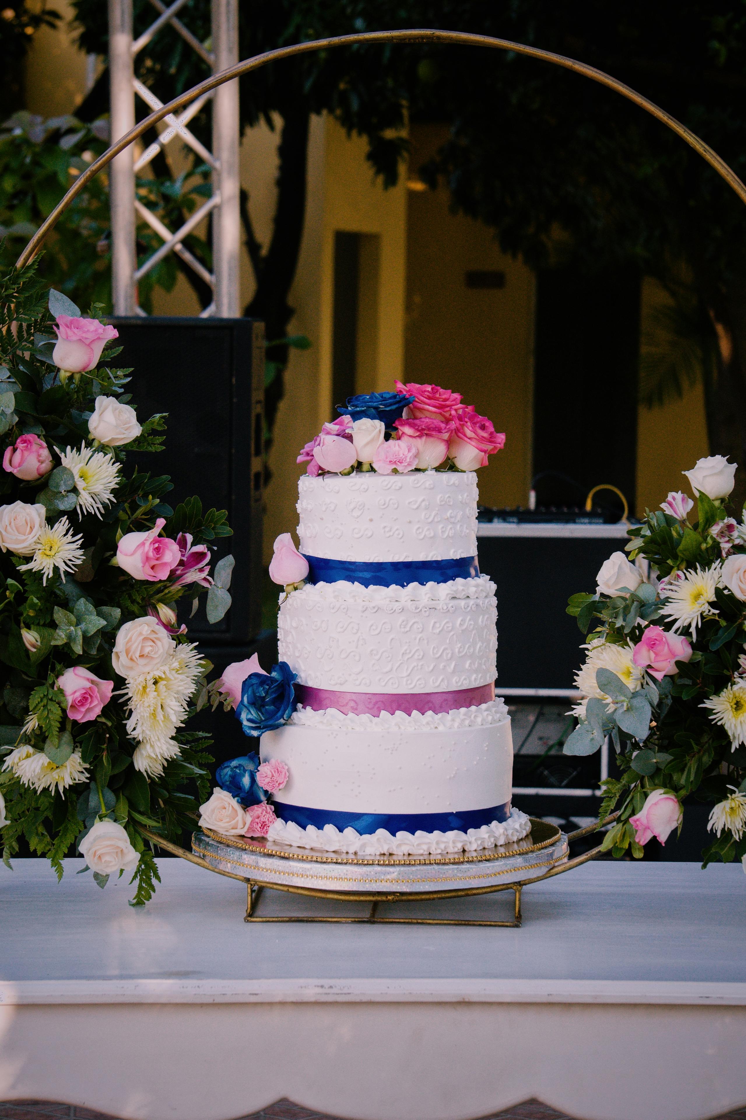 Twilight themed wedding cake - Decorated Cake by - CakesDecor
