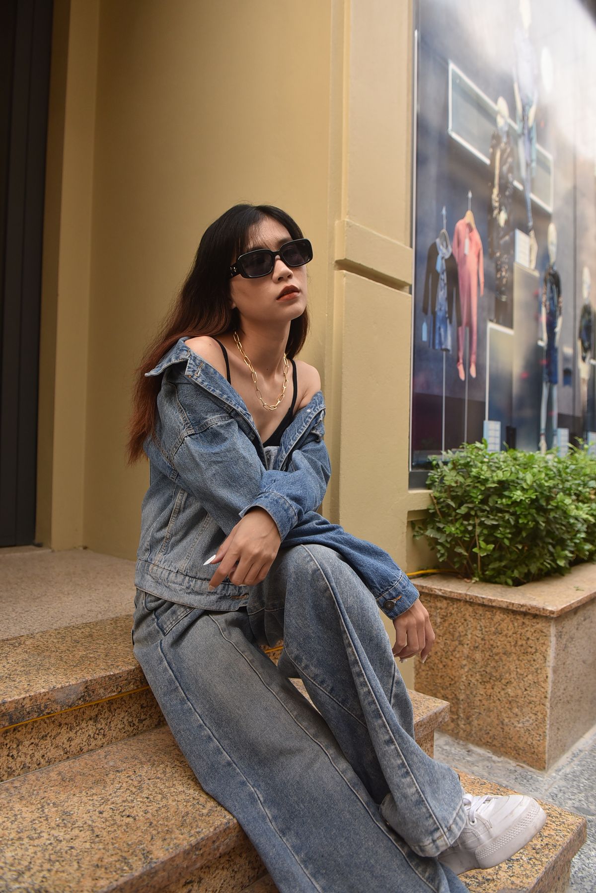 Casual denim street style outfit