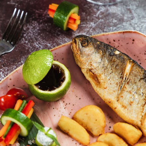 Ingyenes stockfotó aranydurbics, aranyosfejű hal, asztal témában