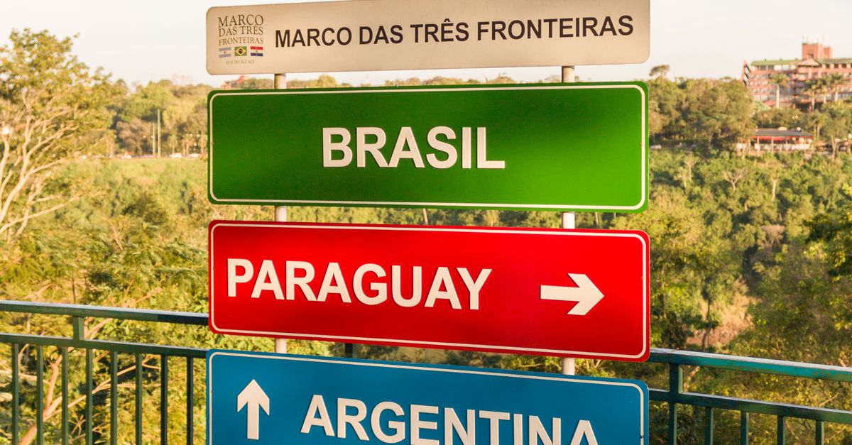 Sinalização colorida marcando o Marco das Três Fronteiras entre Brasil, Argentina e Paraguai