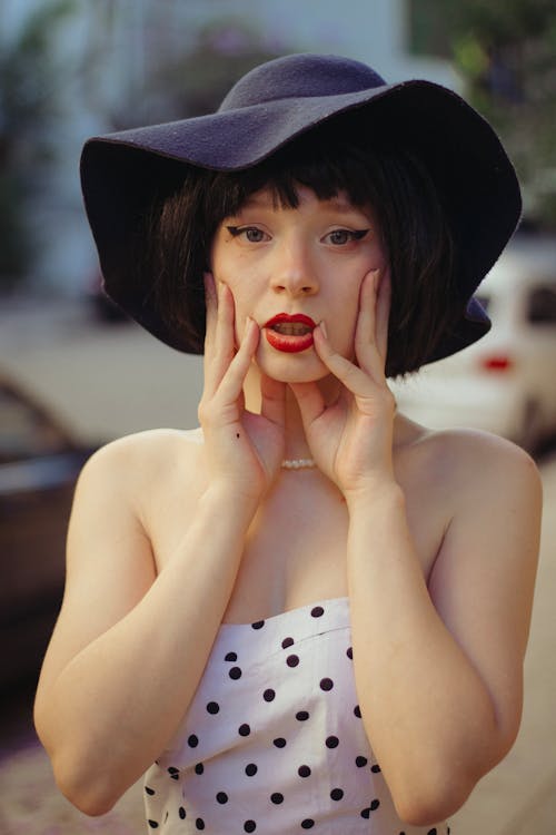 모델, 모자, 뺨에 손을 대다의 무료 스톡 사진