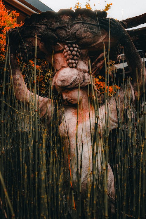 Free Dirty Sculpture of a Woman Carrying a Basket on Her Head Stock Photo