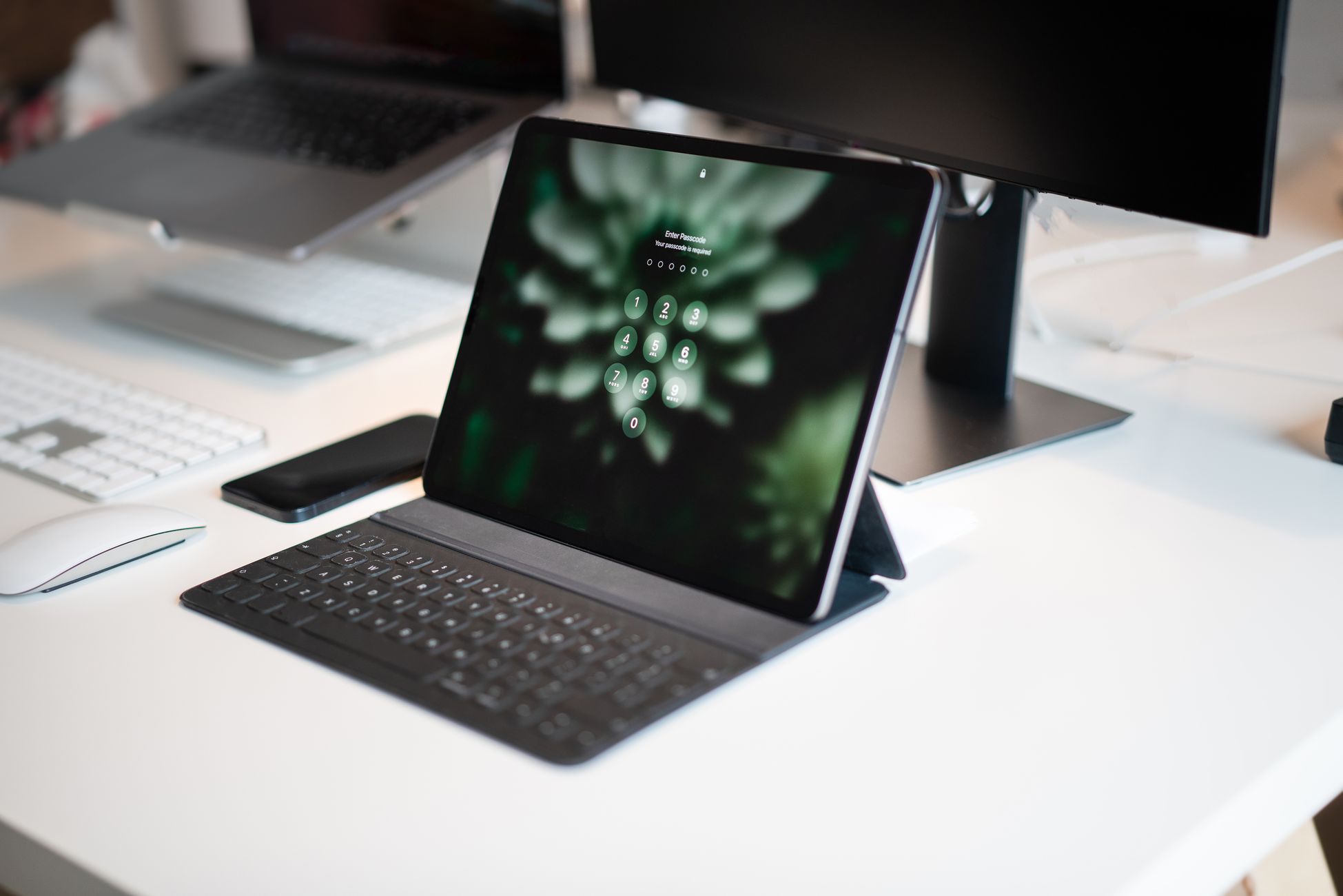 This is the most incredible portable monitor setup you'll see — a portable L-shaped 16-inch triple-screen monitor is perfect for productivity