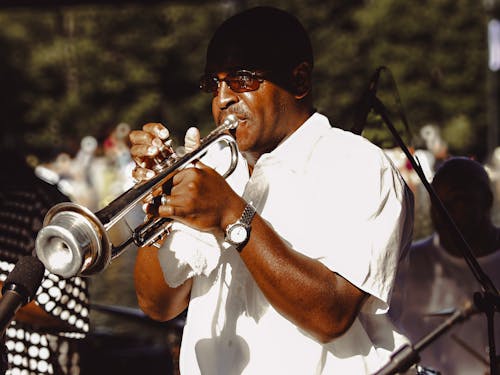 Ingyenes stockfotó fekete ember, trombitás, utcai zenész témában