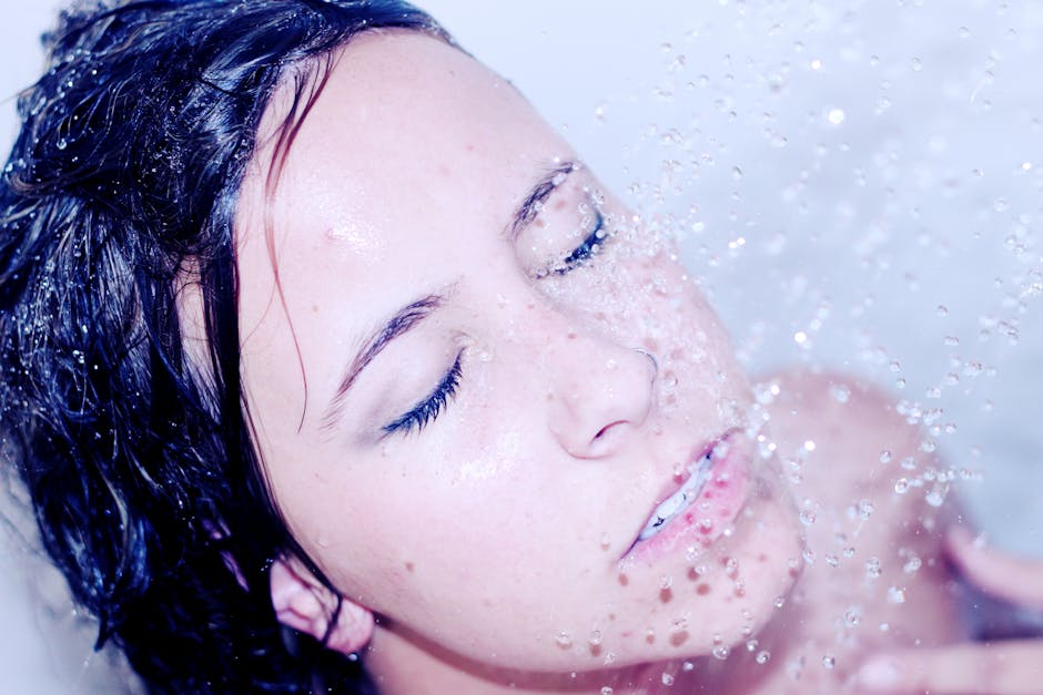 Woman Taking a ShowerΠως να καθαρίζεις σωστά το πρόσωπο σου σύμφωνα με τον τύπο της επιδερμίδας σου