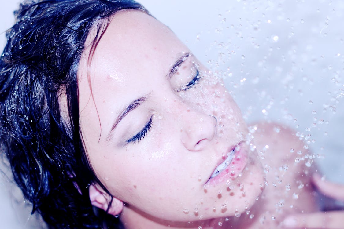 無料 シャワーを浴びている女性 写真素材