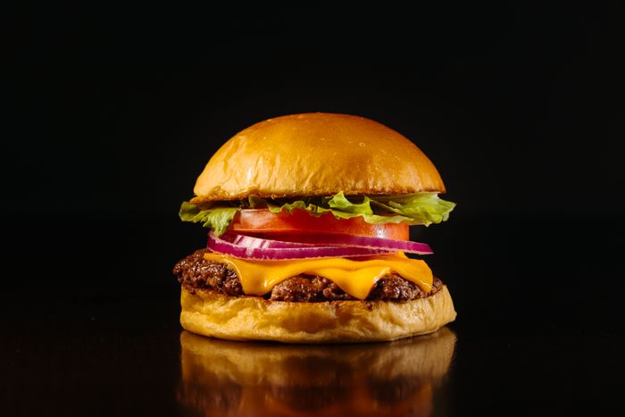 Cheeseburger com alface, tomate e cebola
