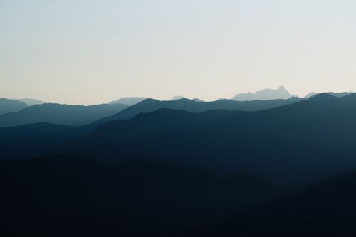 Free Captivating silhouettes of mountain ranges in Rize, Turkey at dusk, creating a tranquil scene. Stock Photo