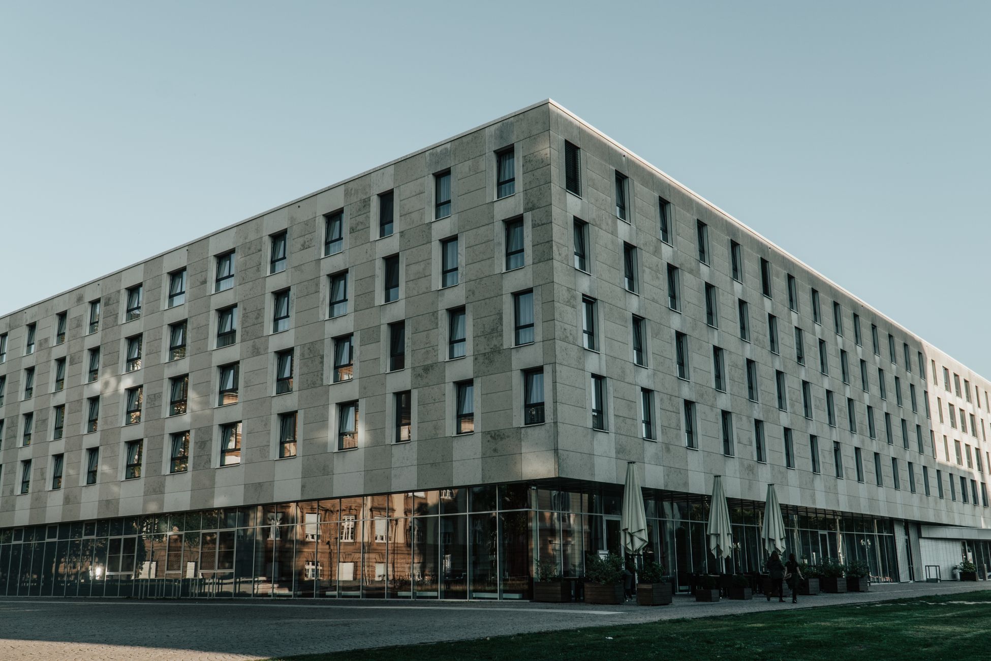 Leegstaand hotel net over Duitse grens te koop na 18 jaar